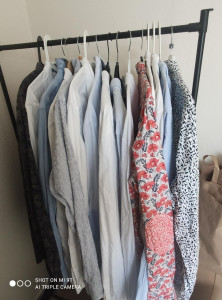 Photo de galerie - Chemises sur cintres 