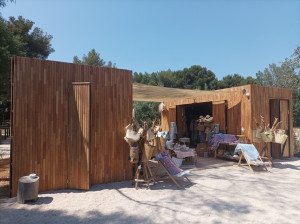 Photo de galerie - Création de module en ossature bois pour réalisation d'une boutique.
Ossature bois en douglas, revêtement extérieur en Robinier largeur 5cm et toit terrasse avec membrane EPDM (type Retridex) 
