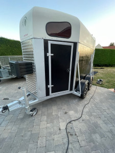 Photo de galerie - Van 2 places (caméra intérieur /ventilation/tapis anti-fatigue/lumière led bleu anti-stresse /location ou transport 