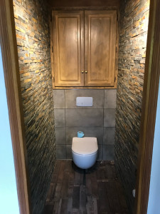 Photo de galerie - Installation d’un wc suspendu Geberit à la place d’un wc traditionnel.