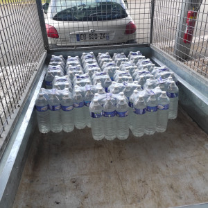 Photo de galerie - Livraison de 24 packs d'eau pour une personne handicapée.
