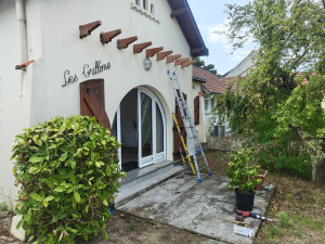 Photo de galerie - Restauration de poutre d'habillage sur une façade de maison