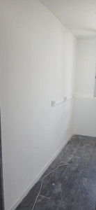 Photo de galerie - Ratissage poncage et mise en peinture d un mur abîmé 