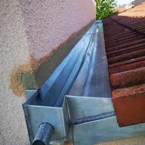 Photo de galerie - Travaux de zinguerie Réalisation d’un chéneau en zinc pour une évacuation des eaux efficace et durable.
