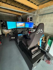 Photo de galerie - Création et montage d’un playseat pour le jeu de simulation automobile. installation de tout le système informatique et audio. 