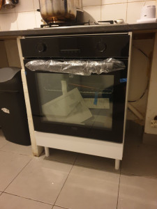 Photo de galerie - Installation four BEKO électrique encastré dans un meuble en bois de chez IKEA