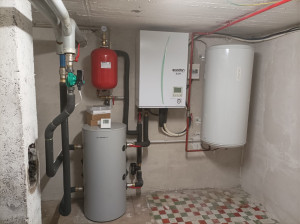 Photo de galerie - Unité intérieure d’une pompe à chaleur Mitsubishi zubadan avec ses accessoires.