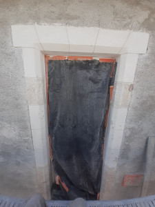 Photo de galerie - Renoveaulation Encadrement de porte en pierre 

