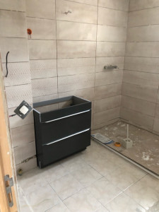 Photo de galerie - Salle de bain refaite à neuf avec carrelage montage de meuble et de douche électricité et plomberie