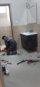 Photo de galerie - Pose meuble lavabo, suspendu avec miroir, lumineux