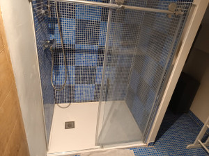 Photo de galerie - Douche italienne,  avec installation,  robinetterie,et mosaïque. 