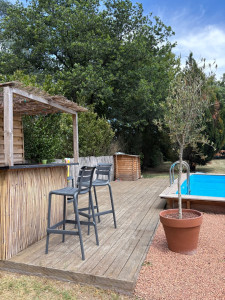 Photo de galerie - Construction d’un bar extérieur et terrasse au bord d’une piscine 