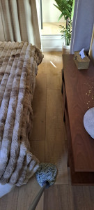 Photo de galerie - Entretien des mobiliers dans la chambre de suite de SPA 