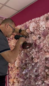 Photo de galerie - Installation d’un panneau de fleurs dans un institut de beauté 