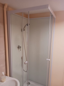 Photo de galerie - Pose d'une cabine de douche en 80/80