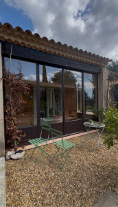 Photo de galerie -  Nettoyage complet de baie vitrée : vitres, encadrements, pour un rendu propre, net et sans traces.