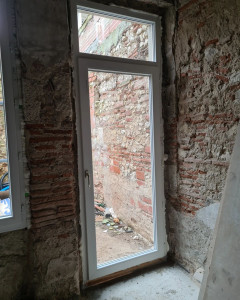 Photo de galerie - Pose d'une porte de service pvc dans un appartement en rénovation en centre ville d'Agen.