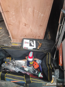 Photo de galerie - Intervention en serrurerie : remplacement du cylindre ISEO, vérification du mécanisme et entretien complet pour garantir une sécurité optimale. Travail soigné et rapide.