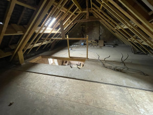 Photo de galerie - Réalisation d’un contre chevronnage avec deux velux+ mise en place d’une ferme à la place d’un ancien pignon.