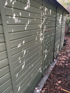 Photo de galerie - Remise en forme d’une cabane de jardin + ponçages + traitement xylophene + 2 couche de peinture sur la totalité du cabanon  ( Pendant ) 
