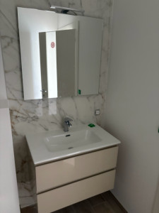 Photo de galerie - Poss de carrelage et miroir 