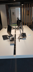 Photo de galerie - Nettoyage et remise en ordre d’un espace de travail professionnel.
Intervention soignée avec dépoussiérage, nettoyage des bureaux, organisation et entretien des surfaces pour un environnement propre et agréable.