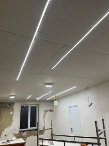 Photo de galerie - Réalisation de faux plafonds décoratifs en plaques de plâtre de haute qualité avec design moderne et intégration professionnelle de l’éclairage.