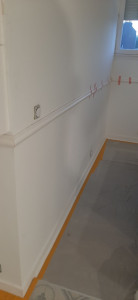 Photo de galerie - Pose d'une moulure pour un soubassement en peinture  