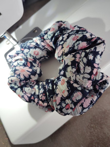 Photo de galerie - Chouchou fait main, pleins de modèles et tissus différents si besoin.
Retouches possible également 