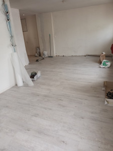 Photo de galerie - Prestation 1 pour tous types de revêtement sols murs. Prestation 2 pose placko murs et plafond. Présentation 3  peintures murale plafond et boiseries portes fenêtres volets 