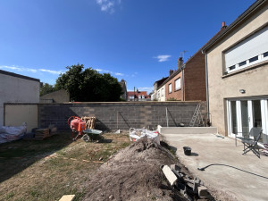 Photo de galerie - Rénovation d’un mur de clôture : Maçonnerie du mur, pose de chapeaux de murets plat 