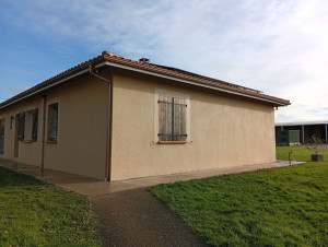 Photo de galerie - Nettoyage des traîner rouge et hydrofuger pour amplifier l'efficacité du nettoyage sur cette façade pour plusieurs années 