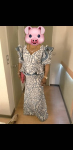 Photo de galerie - Une blouse avec une jupe soirée 