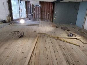 Photo de galerie - Pose d'un plancher 200m2 Avec 4 cm de dénivelé ramené à niveau

