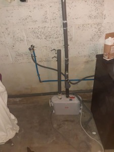 Photo de galerie - Installation d'une pompe de relevage dans un sous sol pour une machine à laver 