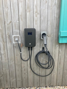 Photo de galerie - Pose de borne électrique pour recharger vos voitures et celle de vos locataires le cas  échéant 