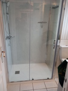 Photo de galerie - Remplacement  d une douche 80x80 par une douche 80x 120 avec pose de panneaux  spécial salle  de bain
