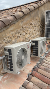 Photo de galerie - Installation des groupes de climatisation, sur mur en pierre propre et efficace 