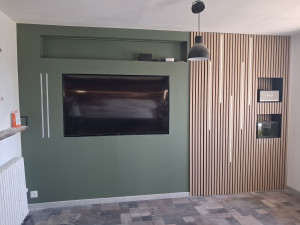 Photo de galerie - Création mur tv avec porte invisible 

