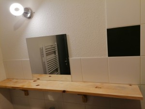 Photo de galerie - Pose d'une étagère plus un miroir et un luminère e dans une salle de bain 