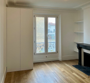 Photo de galerie - Agencement sur mesure d'étagères à fixations invisible et d'un dressing, mise en peinture de l'ensemble.