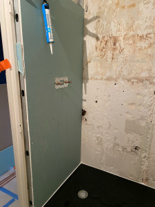 Photo de galerie - Création d’une cloisson en ba 13 avec pose d’un receveur de douche