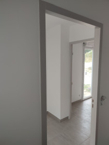 Photo de galerie - Appartement blanc boiserie grise velours