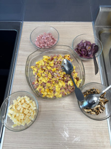 Photo de galerie - Préparation repas avec des personnes en situation de handicap 