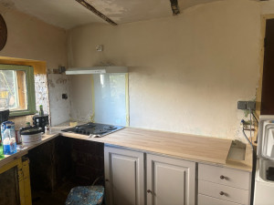Photo de galerie - Rénovation d’une cuisine, fixation du meuble, pose plan de travail + hotte + plaque de cuisson