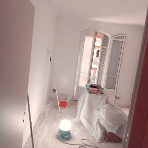 Photo de galerie - Peinture intérieure – rénovation complète d’une pièce : préparation des murs, protection du mobilier et des sols, application de la peinture et finitions soignées. Travail propre et professionnel.