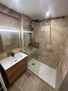 Photo de galerie - J’ai installé une colonne de douche et paroi douché +miroir et meubles vasque +Raccordement eaux froides et chaud 