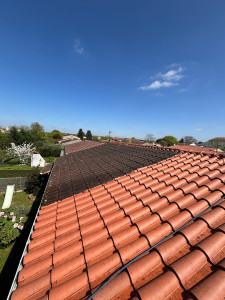 Photo de galerie - Nettoyage écologique d’une toiture en terre cuite. Résultat instantané et 100% écologique. TMS utilise un procédé de nettoyage basse pression, sans dangers pour les matériaux, la faune, la flores, les enfants et les animaux !