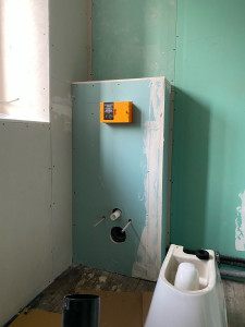 Photo de galerie - Avant: installation cuvette suspendu abattant et plaque de commande 