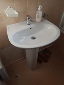 Photo de galerie - Installation d’un lavabo sur colonne avec le raccordement alimentation, évacuation